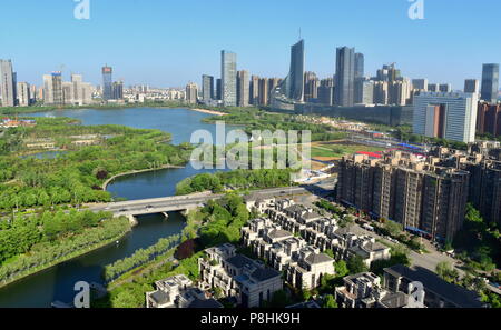 Cinese moderno skyline della città con il lago di urbano e il grande parco di Hefei Foto Stock