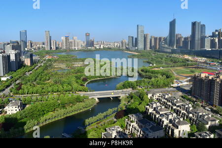 Verde moderno skyline della città intorno al lago, Hefei, Cina Foto Stock