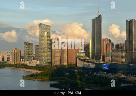 Lago Urban Beach e Parco in Cinese moderno skyline della citta' di Hefei Foto Stock