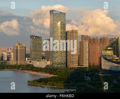 Lago Urban Beach e Parco dalla città moderna skyline di Hefei, Cina Foto Stock
