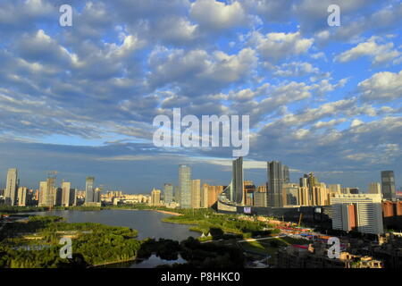Bellissimo cielo su verde città intorno al Lago Swan - Hefei, Cina Foto Stock