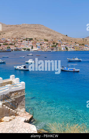 Una vista attraverso il porto dal lato sud del villaggio. Foto Stock