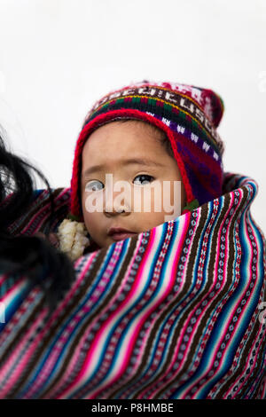 CUSCO, Perù - Gennaio 6, 2018: bambino non identificato da Cusco, Perù. Cusco è una città nelle Ande peruviane e una volta che è stata capitale dell'impero Inca. Foto Stock