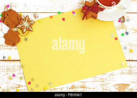 Scheda di Natale. Decorazioni di Natale in bianco sullo sfondo di legno. Holiday decorazioni, ornamenti. Foto Stock