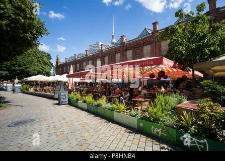 Berlino. Germania. Aria aperta caffetterie e ristoranti in zona di Hackescher Markt. Foto Stock