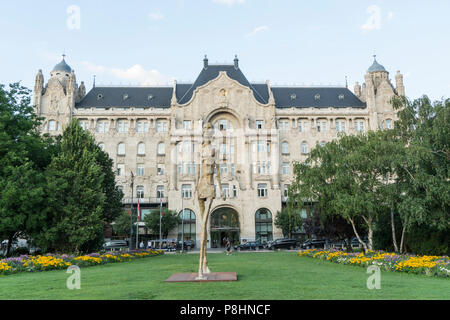 Veduta della facciata del Gresham Palace di Budapest, Ungheria Foto Stock