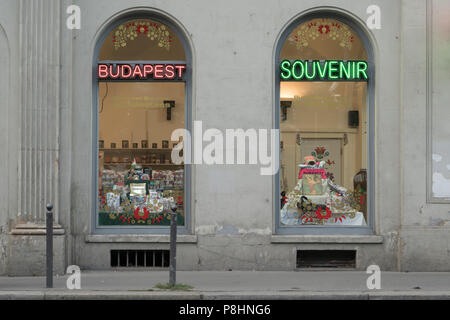 Un negozio di souvenir per i turisti nel centro di Budapest, Ungheria Foto Stock