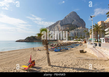 La Fossa beach Calp Costa Blanca Spagna con landmark mountain Penon de Ilfach Foto Stock