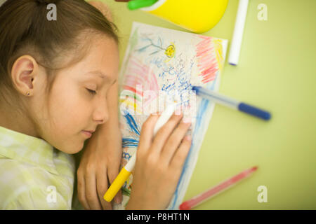 Stanco schoolgirl addormentarsi Foto Stock