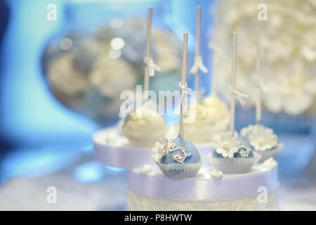 La deliziosa torta di nozze pop in bianco e blu Foto Stock