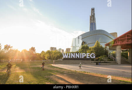 Winnipeg, Manitoba/Canada - Luglio 10, 2018: la splendida vista del museo canadese per i diritti umani con i bambini a giocare intorno. Sensazione di estate. Foto Stock