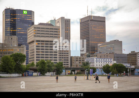 Winnipeg, Manitoba/Canada - Luglio 10, 2018: bellissima scena di una famiglia godendo lo spazio urbano Foto Stock