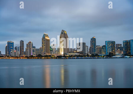 Vista notturna della skyline della città a San Diego, California Foto Stock