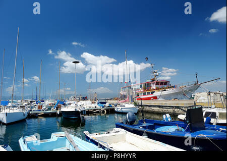 Yacht e Barche nel porto di Cagliari Foto Stock