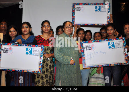 Kolkata, India. 11 Luglio, 2018. Il Bengala Occidentale Commissione per la tutela dei diritti del bambino di governo del Bengala Occidentale Presidente Ananya Chakraborti lungo con ragazze partecipante durante la campagna "Che cosa vogliono le donne". Credito: Saikat Paolo/Pacific Press/Alamy Live News Foto Stock