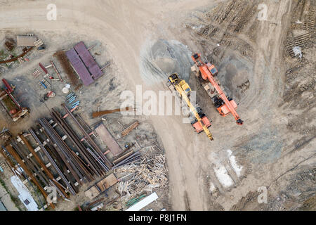 Antenna vista superiore: constraction gru o carrelli per andare insieme il paese sulla strada della costruzione sito per iniziare la costruzione di un nuovo complesso residenziale a Foto Stock