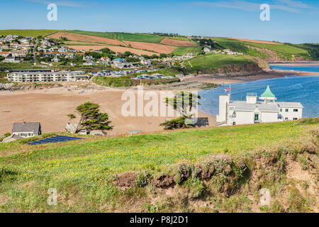 3 Giugno 2018: Bigbury sul mare, Devon, Regno Unito - una vista su Bigbury da Burgh Island con la bassa marea. Il Burgh Island Hotel è sulla destra. Foto Stock
