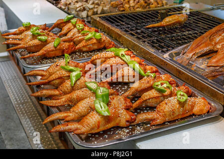 Ali di pollo con riso appiccicoso ripieni all'interno. Questo è il cibo popolare per i turisti. Si tratta di vendita sul mercato Foto Stock