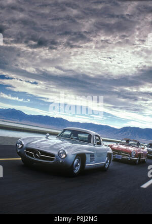 Mercedes Benz 300 SL del portellone ad ala di gabbiano e Roadster Cars driving lungo la riva del grande lago Sat USA Utah Foto Stock