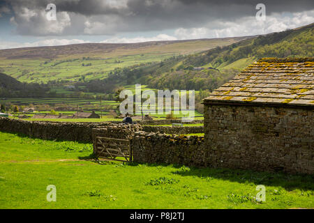 Regno Unito, Inghilterra, Yorkshire, Swaledale, Dyke teste, villaggio Gunnerside dalla strada sottostante Gunnerside pascolo Foto Stock