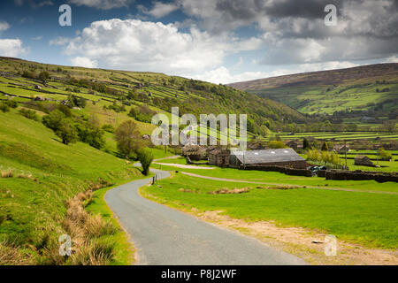 Regno Unito, Inghilterra, Yorkshire, Swaledale, Dyke teste, villaggio Gunnerside dalla strada sottostante Gunnerside pascolo Foto Stock