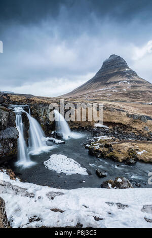 Kirkjufell cascata in Islanda Foto Stock