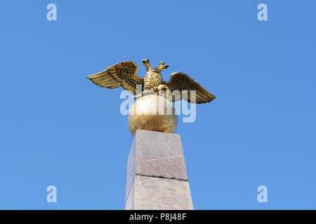 Golden aquila a due teste di Russia scultura in cima la pietra dell'Imperatrice obelisco in Piazza del Mercato, Helsinki Foto Stock