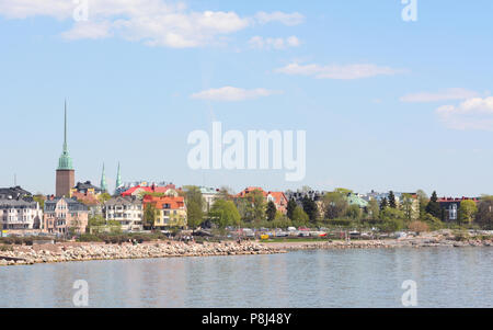 Vista dal litorale di Munkkisaari del distretto di Helsinki, attraverso il Golfo di Finlandia ad Eira district Foto Stock