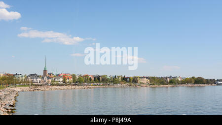 Vista dal litorale del distretto Munkkisaari, attraverso l'acqua di PyhÃ¤n Birgitan Parco nel quartiere di Eira, Helsinki, Finlandia Foto Stock