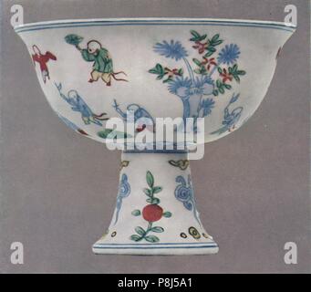 "Hsuan Te Stem-Cup', 1425-1435, (1927). Da mobili antichi, Volume II, edito da Lieut.-Col. E. F. strano, C.B.E. [Mobili vecchi Ltd., Londra, 1927] Foto Stock