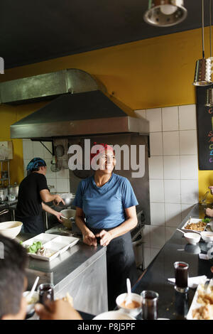 Al Toke Pez street food bar, Lima, Perù. Foto Stock