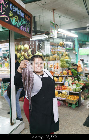 Donna che mantiene un polpo in Mercado Surquillo de Lima, Surquillo market Foto Stock