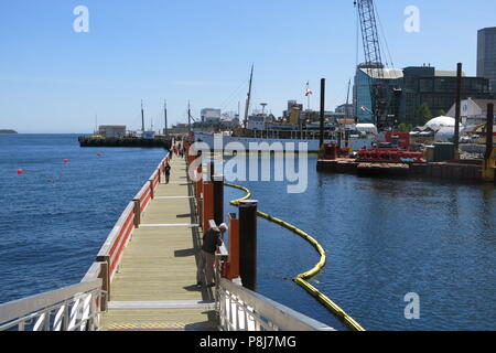 Un seabridge flottante è stato costruito tra il cavo e il North Wharf mentre la costruzione del $200m Queen's Marque lo sviluppo è in corso; Halifax, NS Foto Stock