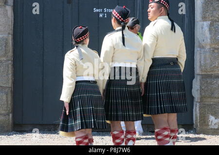 Tre reclute nel loro cappelli e kilts sono collocati attraverso i loro passi a Halifax cittadella; stanno in piedi in ordine di altezza - alto, più alto, più alto Foto Stock