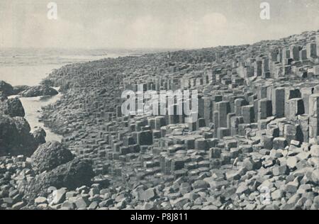 "Passeggiata a mosaico del Grand Causeway stabilite nella lava nel lontano passato', C1935. Artisti: sconosciuto, W Lawrence. Foto Stock