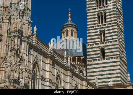 Cattedrale di Siena closeup con la cupola e la statua del famoso punto di riferimento nella città medievale in Italia Foto Stock
