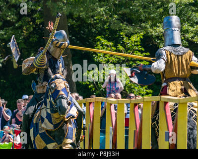 Giostra medievale, Linlithgow Palace, Scotland, Regno Unito. Intrattenimento estivo da Les amis d'Onno equina team stunt. Cavalieri su cavalli giostra & scende shield Foto Stock