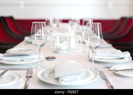 Elegante messa in tavola con bicchieri di cristallo Foto Stock