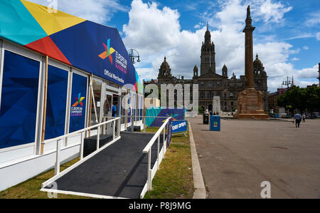 Un negozio con merce per il Campionato Europeo 2018 a Glasgow è stato impostato su George Square in preparazione per l'apertura nel mese di agosto. Foto Stock