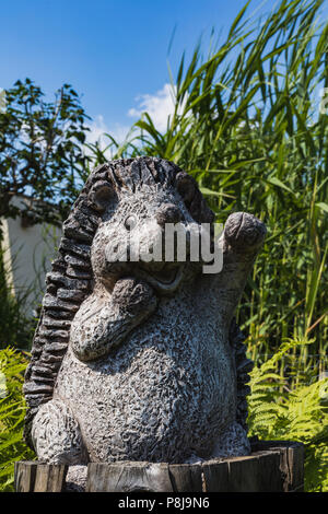 Splendido piccolo giardino statua di una ondulazione riccio in Germania Foto Stock