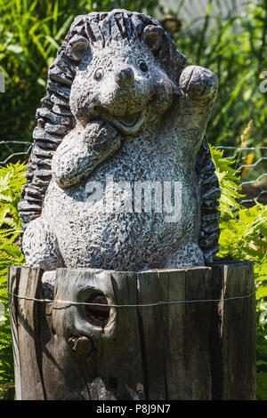 Splendido piccolo giardino statua di una ondulazione riccio in Germania Foto Stock