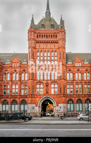 Holborn, Londra, Regno Unito - 31 Maggio 2017: Verticale shot prudenziali di edificio con persone e di traffico. Mostra il movimento nel traffico. Foto Stock