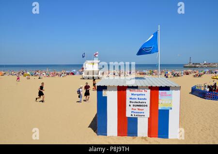 Bianco e rosso a strisce blu capanna con bandiera margate beach Kent REGNO UNITO Foto Stock