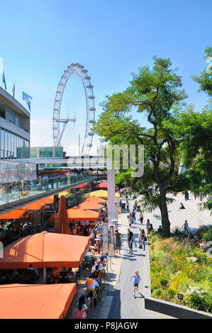 Caffè e ristoranti al di fuori del Royal Festival Hall, Southbank Centre di Londra, Inghilterra, Regno Unito Foto Stock