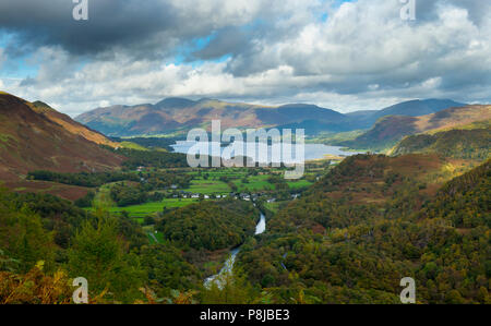 La vista di Borrowdale e Derwent Water dal vertice della rupe del castello, Lake District inglese. Foto Stock