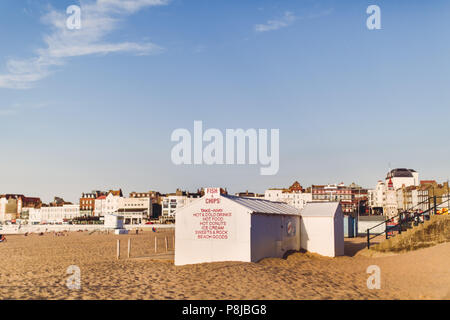 Margate Sands è Margate alla spiaggia principale. Esso ha un ampio tratto di spiaggia sabbiosa sostenuta da un tradizionali Britannici località balneare. Foto Stock