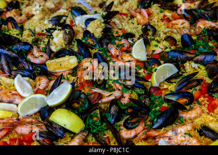 Paella da asporto per la vendita, Borough Market, Londra, Inghilterra Foto Stock