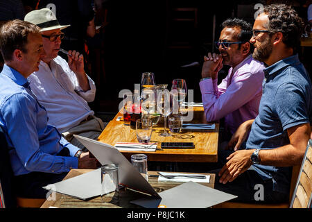 Un gruppo di uomini seduti per il pranzo al di fuori del mercato Porter Pub nel mercato di Borough, Londra, Inghilterra Foto Stock