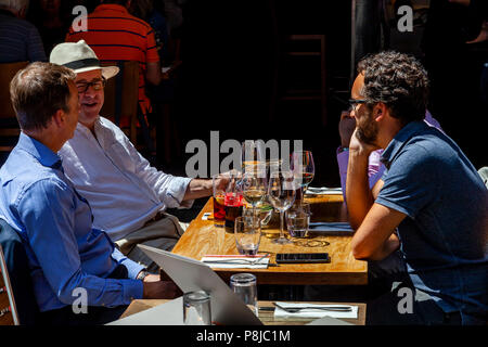 Un gruppo di uomini seduti per il pranzo al di fuori del mercato Porter Pub nel mercato di Borough, Londra, Inghilterra Foto Stock