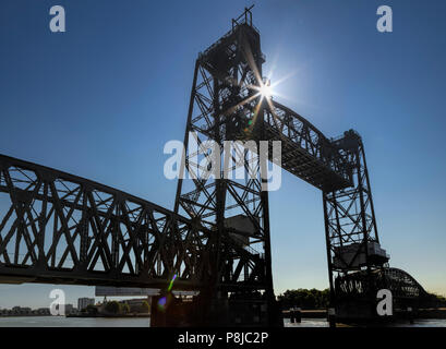 De Hef o Hefbrug, un verticale di sollevamento e ponte vecchio ponte ferroviario attraverso Koningshaven, Nieuwe Maas area di Rotterdam South Holland, Paesi Bassi. Foto Stock